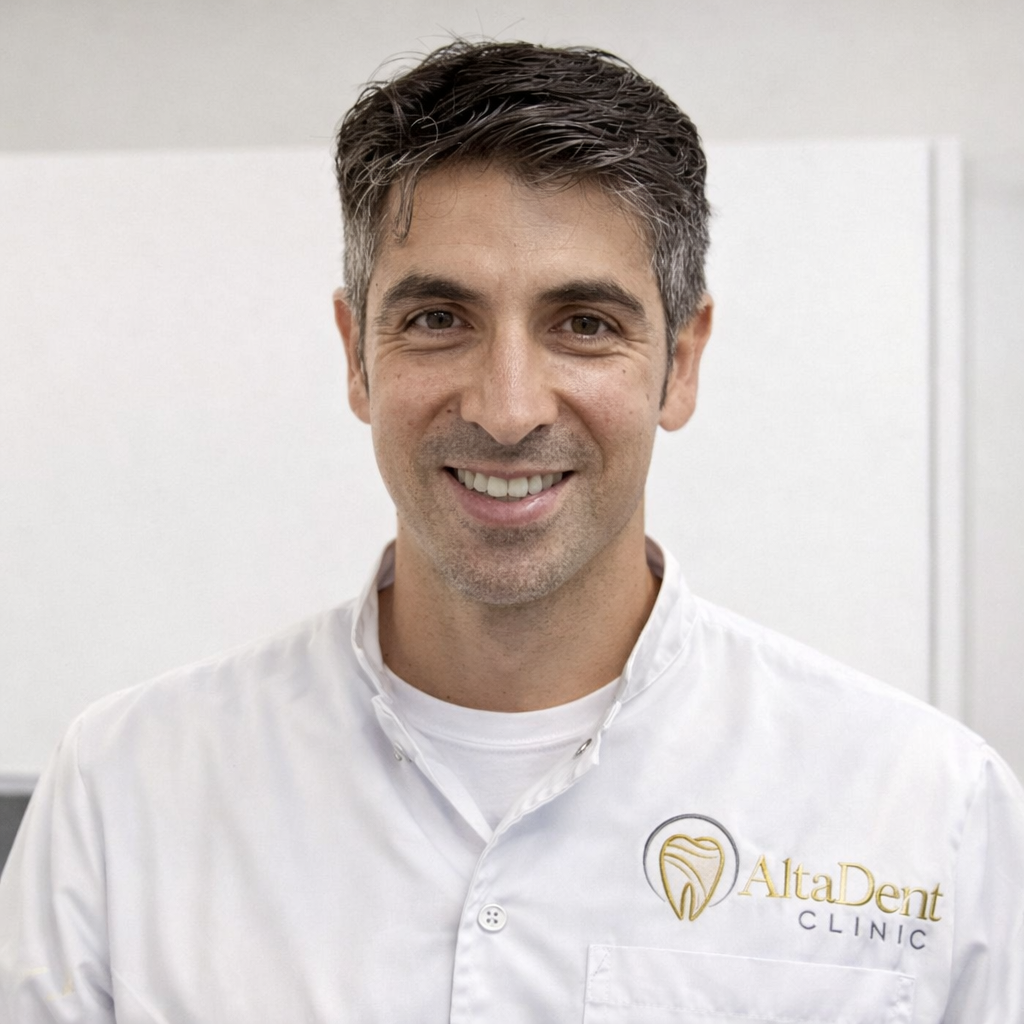 Angel Puente Sandoval, tandarts-implantoloog bij AltaDent Clinic